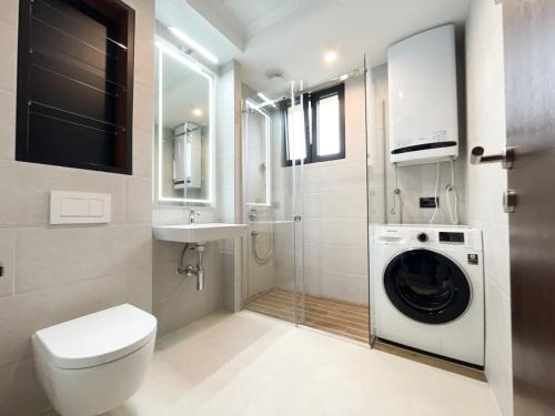 Un baño de Eden apartments
