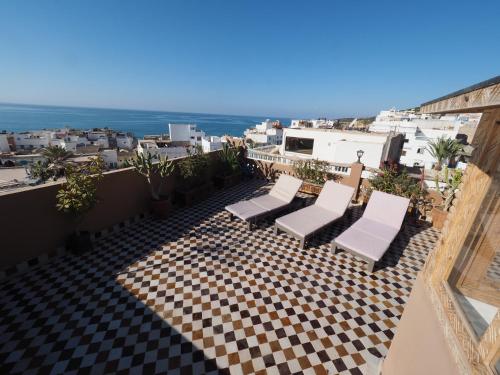balkon z krzesłami i widokiem na ocean w obiekcie Traditional Moroccan House w mieście Taghazout