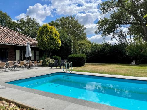 - une piscine dans l'arrière-cour d'une maison dans l'établissement Magnificent Farmhouse in Sint Joost, à Sint Joost