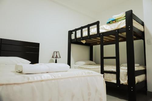 a couple of bunk beds in a room at Hospedaje El Velero in Paracas