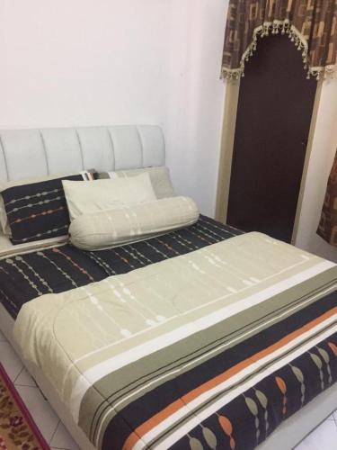 een bed in een kamer met bij Guesthouse Adam in Pengkalan Cepa