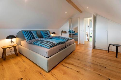 Un pat sau paturi într-o cameră la Strandgaenger-Hohwacht