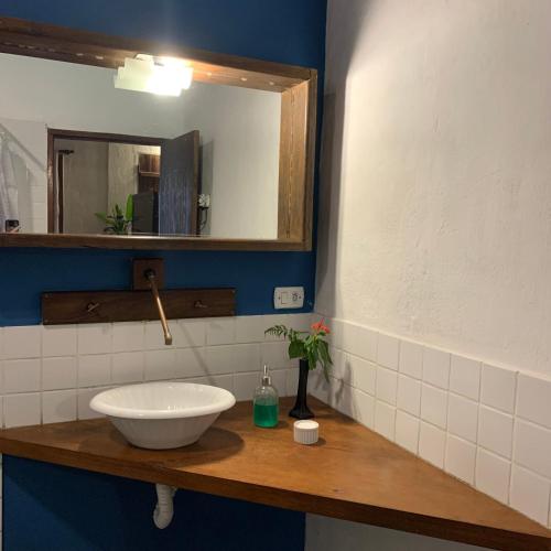 a bathroom with a sink and a mirror at Pousada Sítio Itaúna in Penedo
