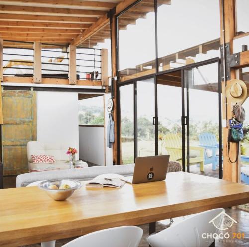 a room with a table with a laptop on it at Chocó 701 La Reserva- Casa Loft in Culantropamba