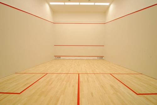 Tenis a/nebo squash v ubytování Peras Wellness Hotel nebo okolí
