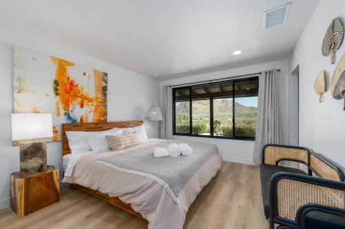 Ένα ή περισσότερα κρεβάτια σε δωμάτιο στο @ Marbella Lane - Perfect Desert Escape