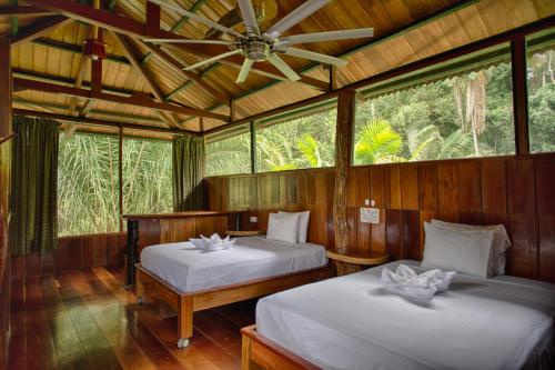 เตียงในห้องที่ Ecoamazonia Lodge