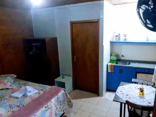 a small kitchen with a bed and a table in a room at Magia e lazer - Chácara Lucinda - 12km do centro de Morretes in Morretes