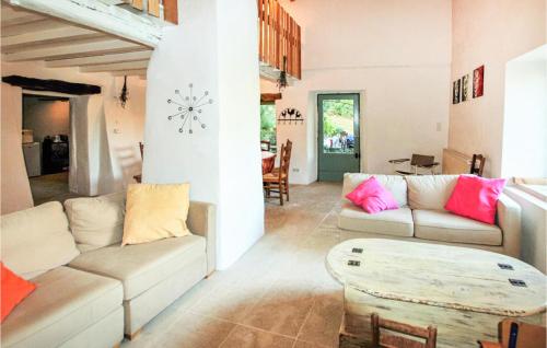 un salon avec deux canapés et une table dans l'établissement Keyaerts, à Cliousclat