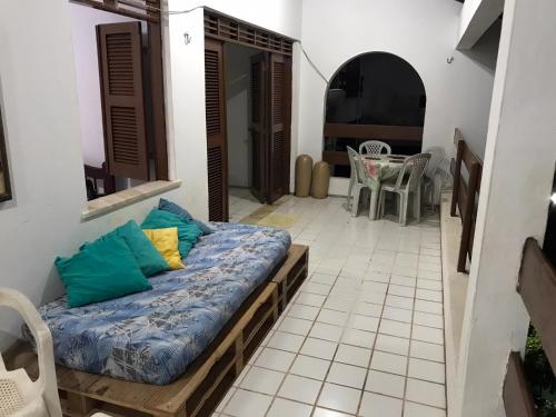 1 dormitorio con 1 cama, mesa y sillas en Fortaleza- Praia Beach Park Aptº Porto das Dunas, en Aquiraz