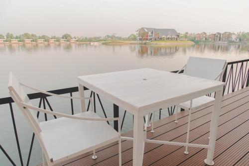 Výhled na řeku, která protéká v blízkosti hotelu