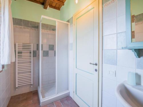 Ένα μπάνιο στο Holiday Home in Sellano with Pool & Sun Terrace