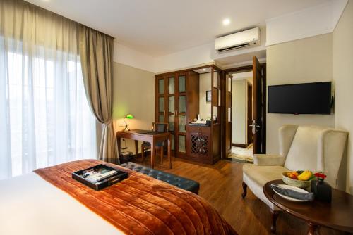 A television and/or entertainment center at Hanoi La Siesta Hotel & Spa