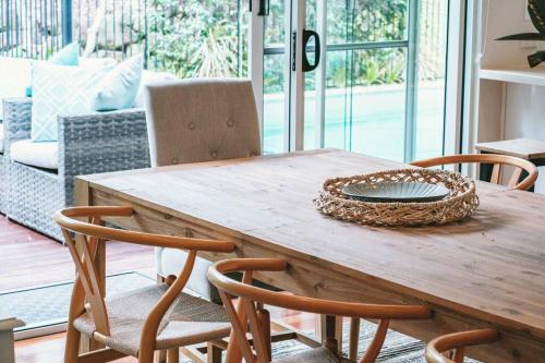 Ruang duduk di Secluded Retreat in Noosa Hinterland
