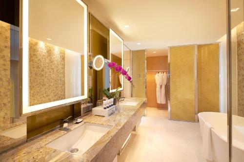 łazienka z dużą umywalką i wanną w obiekcie Pan Pacific Beijing w Pekinie