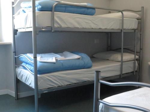 Cette chambre dispose de lits superposés et de 2 lits superposés. dans l'établissement Ostello La Mine, à Cogne