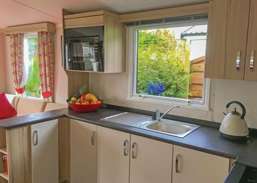 A kitchen or kitchenette at Avon Wood