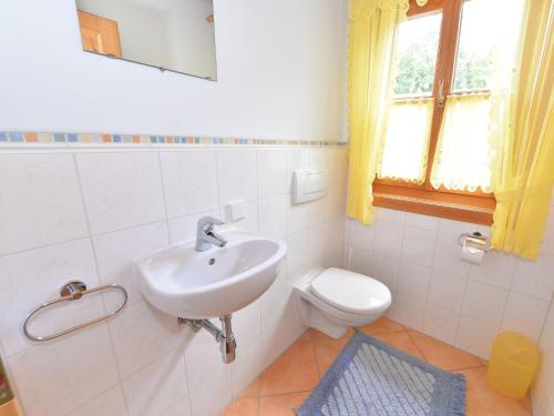 a bathroom with a sink and a toilet at Ruhiges Ferienhaus in Drachselsried in Waldnähe in Drachselsried