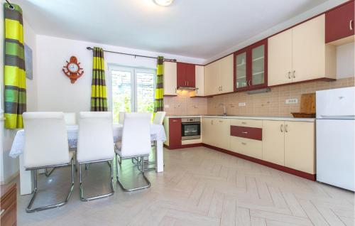 Kuchyň nebo kuchyňský kout v ubytování Nice Apartment In Portoroz With 3 Bedrooms