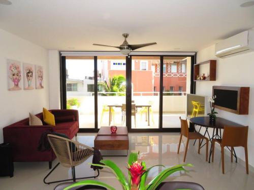 a living room with a couch and a table at Elegant apartment well located in the hotel zone of Cancun in Cancún