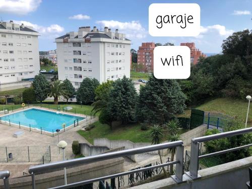 vista a partir da varanda de um apartamento com piscina em Bonito piso con garaje y piscina a 8 'centro em Castro-Urdiales