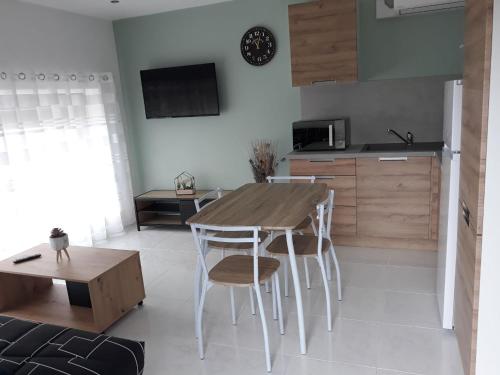 Dapur atau dapur kecil di Maisonnette L'Olivier