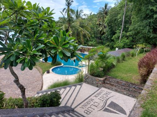 a resort with a swimming pool and a sign that reads garden resort at Marina Del Ray in Pelangan