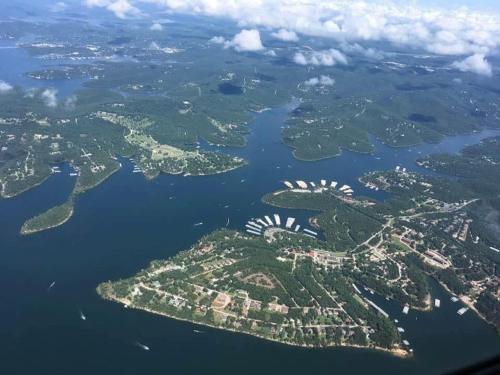 uma vista aérea das ilhas de Singapura em Lakefront Indian Point Condo with Boat Slip em Branson