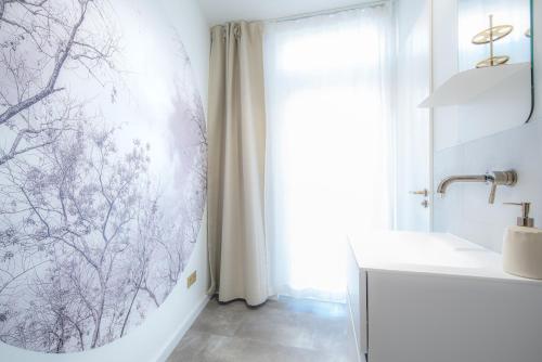 Kylpyhuone majoituspaikassa Art Apartment newly build 7min from Rotterdam CS app1