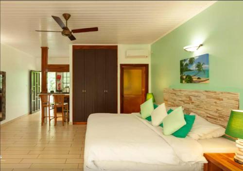 Postel nebo postele na pokoji v ubytování La Digue Self-Catering Apartments
