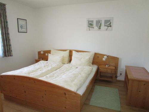 מיטה או מיטות בחדר ב-Ferienwohnung Landhaus Sorli