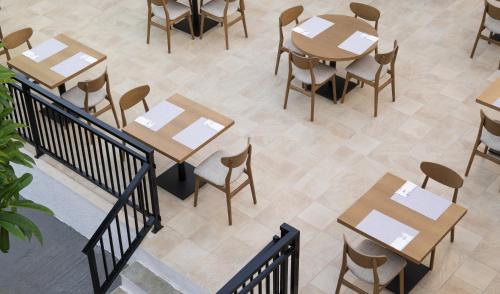 an overhead view of a restaurant with tables and chairs at Hotel Malia Holidays in Malia