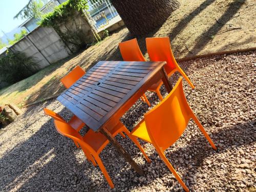 uma mesa laranja e cadeiras sentadas no chão em Villa Cresto em Gaglianico