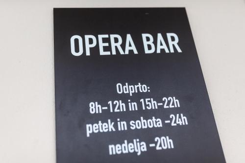 Un certificado, premio, letrero u otro documento en Hiša OPERA