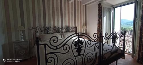 a bedroom with a bed and a window with a view at B&B Il Cardinale in Rocca di Mezzo