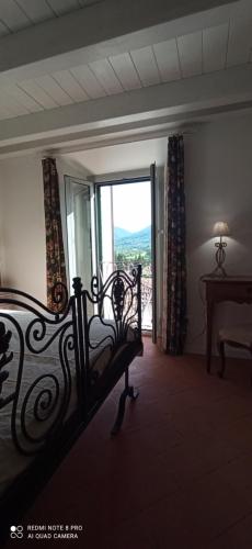 a room with a bed and a window with a view at B&B Il Cardinale in Rocca di Mezzo