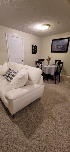 un sofá blanco en una sala de estar con mesa en Hidden Gem near Downtown Frederick and shopping, en Frederick