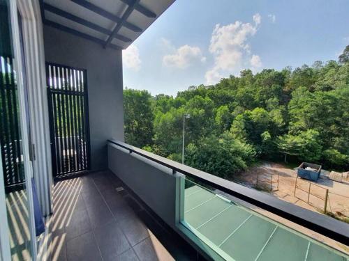 uma varanda com vista para um campo de ténis em Villa near Bukit Indah / Eco Botanic / Legoland / Horizon Hill em Gelang Patah