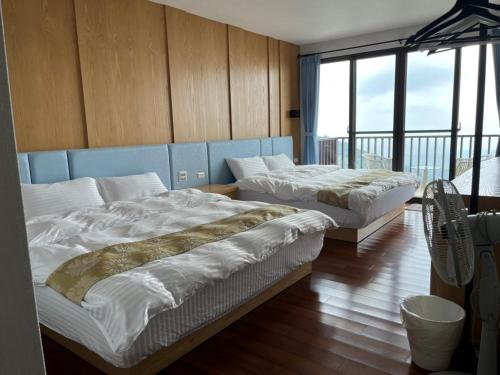 竹山鎮的住宿－望際回家，带阳台的客房内的两张床