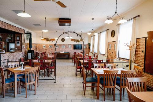 Reštaurácia alebo iné gastronomické zariadenie v ubytovaní Restaurace-Pension-Vinařství U Šťastných