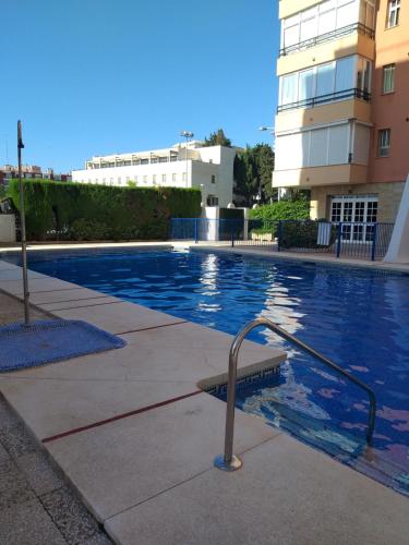 una piscina con pasamanos junto a un edificio en Victoria Habitación Boutique de Torremolinos, en Torremolinos