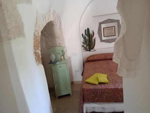 um quarto com uma cama verde e uma cómoda verde em Trullo Il cantagallo em Locorotondo