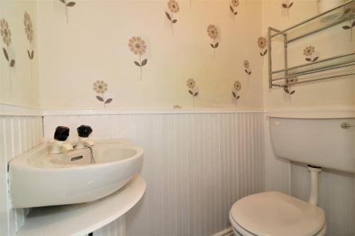 Signature - Troon View tesisinde bir banyo