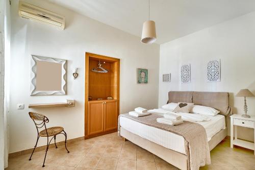 Giường trong phòng chung tại Ekavi Apartment