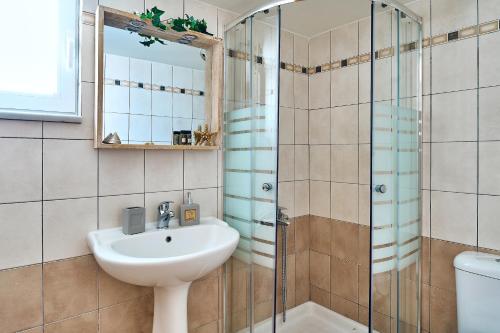 Phòng tắm tại Ekavi Apartment