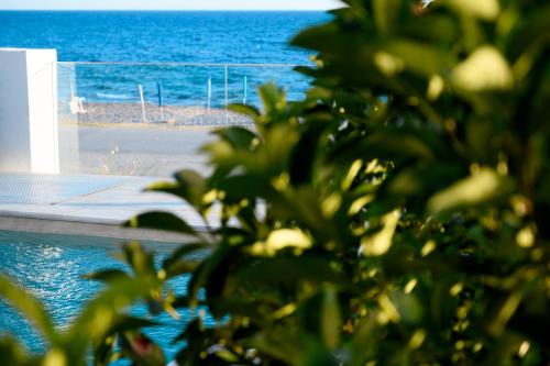 Bazén v ubytovaní Villa Dorra Coast Suites alebo v jeho blízkosti