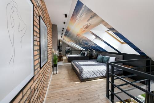 Loft de conversión con escalera y sala de estar en Relaxroom Szmaragd en Reda