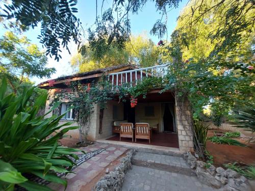 an outside view of a house with two chairs at La Bella Donna in Ifaty