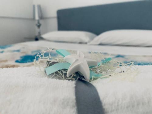 a white bed with a starfish on top of it at B&B Verdi in Brindisi