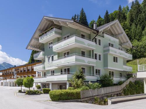 um grande edifício de apartamentos nas montanhas em Apartments Kolmblick em Gerlos
